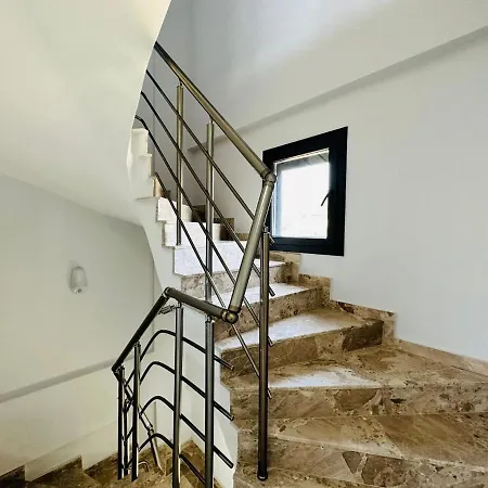 Davutlarda 4+1 Oezel Bahceli Kiralik Lueks Hotel